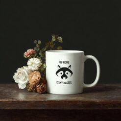 Keramiktassen-Kassel-Waschbär-My-Home-Is-My-Kassel-Hintergrund.jpg